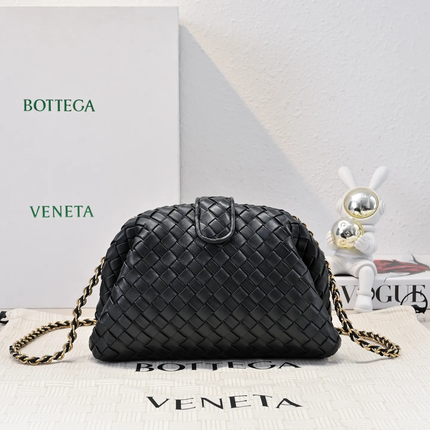 Batch 1880 BOTTEGA VENETA LAUREN 1980 small clutch bag is new! The small size that many people are squatting on is finally here. The self-adjustable zipper is a highlight of this bag. After being removed, it can be used as a handbag for important occasions. One bag unlocks two carrying methods at the same time. It is practical and has a unique sense of structure and beautiful lines. It is more elegant than a small cloud. It is a tribute to the classics and the pursuit of modernity. Style number: 4038 Size: 27*15*8cm